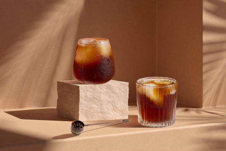 路易莎咖啡9-10月黑卡尋豆師限量手沖新品，嚴選來自肯亞涅里的黑莓之后，及哥倫比亞克菈菈莊園的橙汁水洗。業者提供