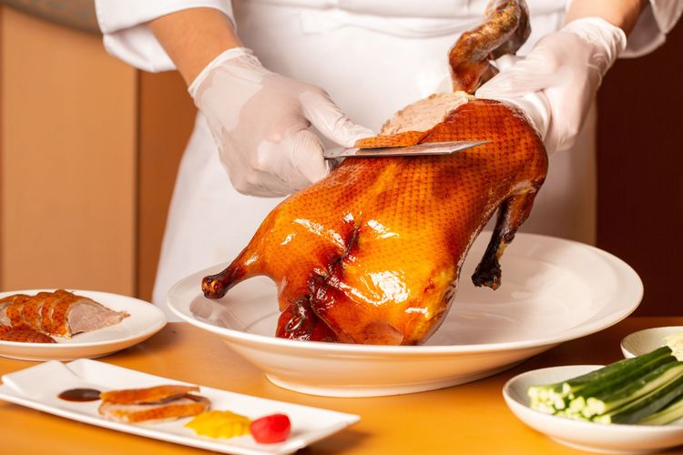 擁有獨立包廂、最適合聚餐的宴客樓中餐廳，推出曾獲全台烤鴨評比冠軍「冰火烤鴨三重奏」餐券每張3299元 ，可品嘗6人份港式片皮烤鴨、餅皮、辣滷鴨翅、芒果冰淇淋花生捲、楊桃冰梅汁，以及鴨粥、鴨絲米粉、鴨湯三選一，平假日適用。台北萬豪酒店提供