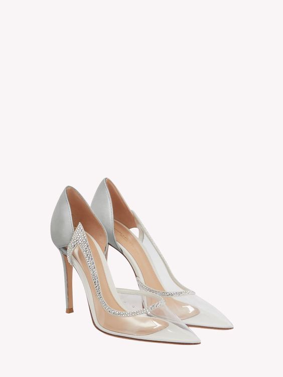 Leif Plexi透明水鑽高跟鞋，4萬3600元。品牌提供