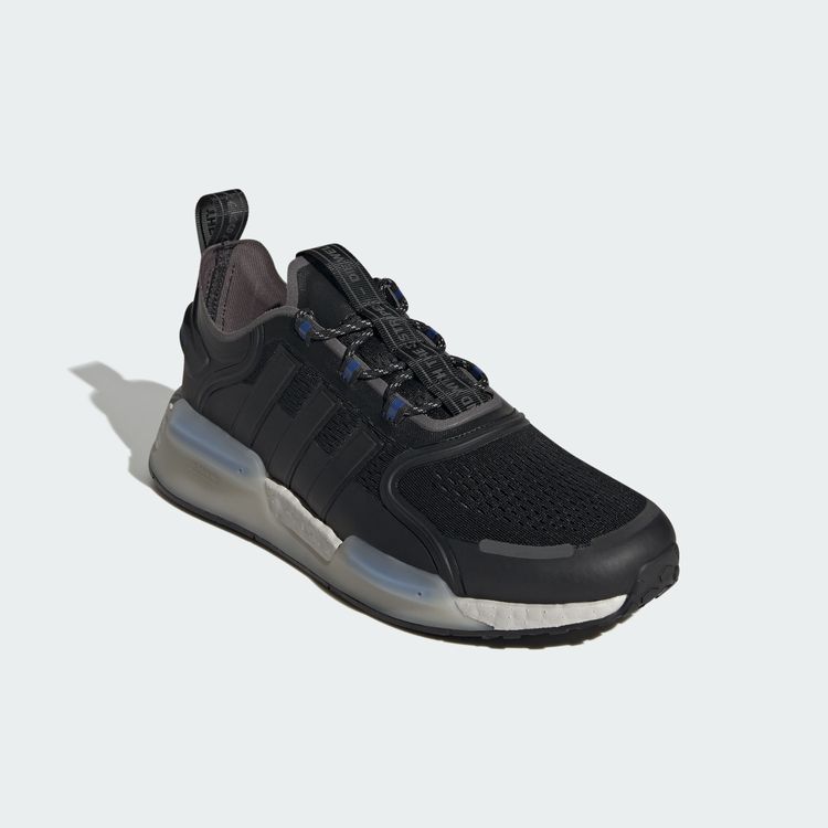NMD_V3黑藍配色男款，5690元。品牌提供