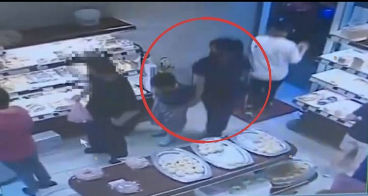 女警宋妤姍帶著走失男童到超商買點心。翻攝畫面