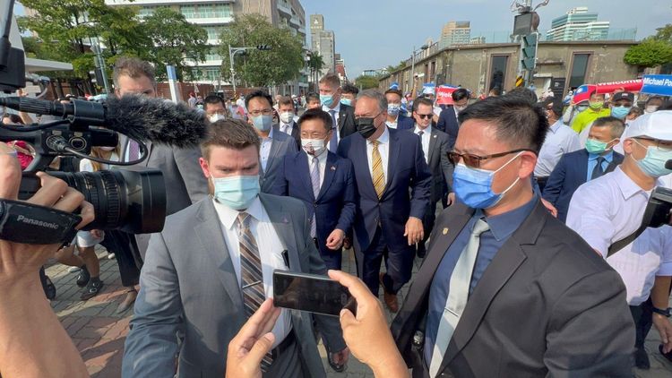 龐皮歐抵達駁二特區，身邊圍繞一圈美國隨扈團，第二圈則為台灣便衣刑警，其他路口處也有警方戒備。侯昌騰攝