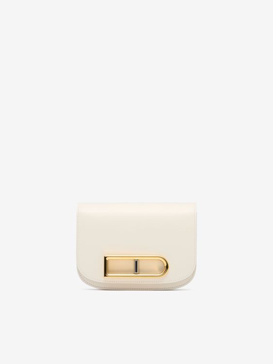 象牙白Lingot Small Box Calf小牛皮肩背包，13萬200元。品牌提供