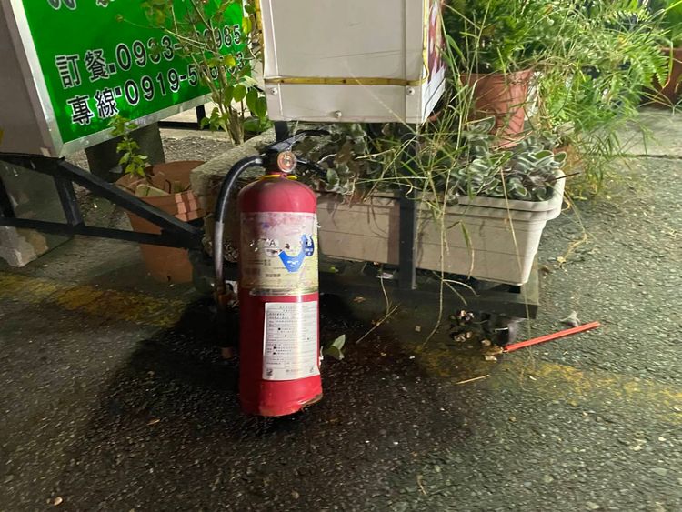 張女從立體停車場9樓砸下的滅火器。讀者提供