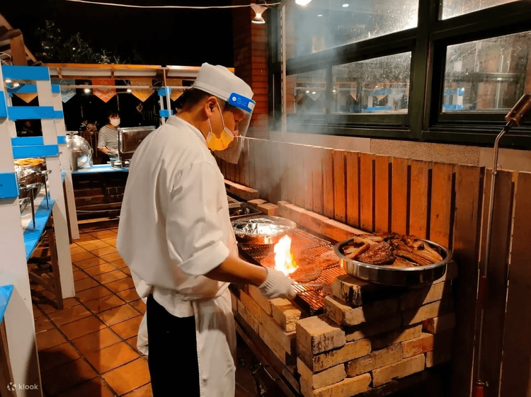 天籟在中秋連假期間，推出期間限定「戶外星空廚房BBQ及蒙古烤肉」，有專人烤肉的服務，還有戶外煙火秀可以欣賞。Klook提供