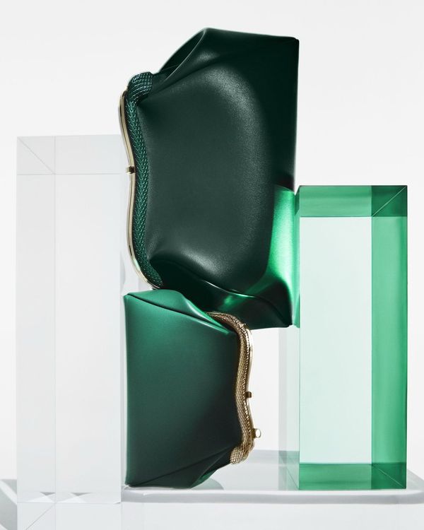 祖母綠色彩在寶格麗2023春夏配件中運用於許多包款上。品牌提供