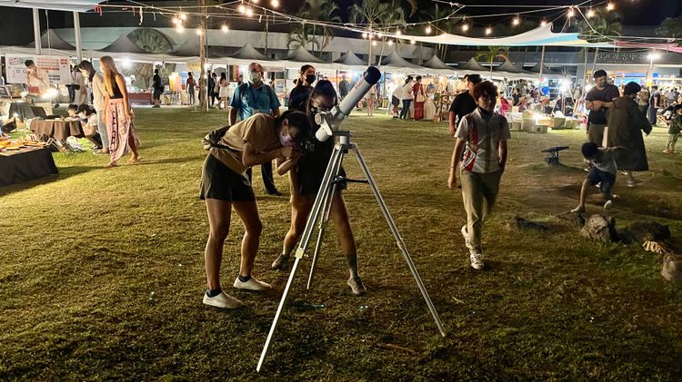 仍有年輕人自備望遠鏡，等待觀星賞月。古和純攝