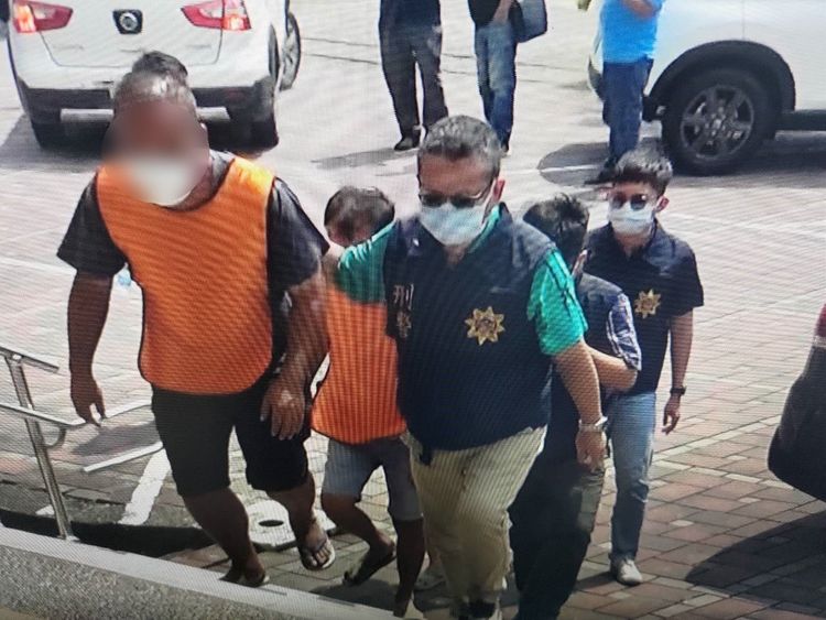 警方將現場負責人何姓男子（左1）及張姓、蘭姓貨車司機帶回警局。讀者提供