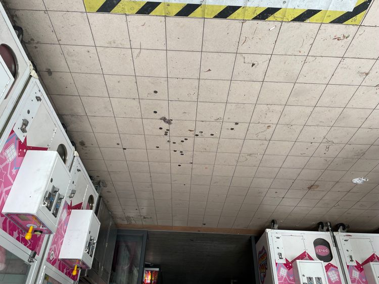 竊嫌要逃走時，零錢散落地面。民眾提供