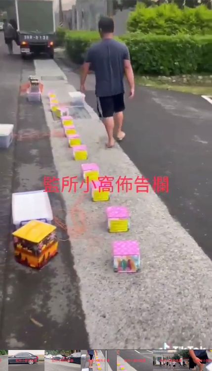 囂張在監所門口刷一排煙火。讀者提供