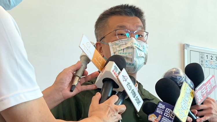 民進黨台中市長候選人蔡其昌批大里區公用看板刊登盧秀燕競選廣告根本「公器私用！」曾雪蒨攝