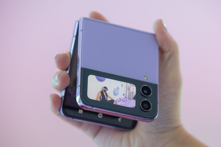 體驗Galaxy Z Flip4封面螢幕高畫質自拍。業者提供