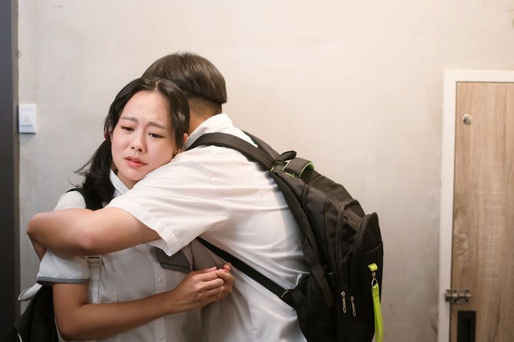 孔令元（左）飽受失戀之痛 好友鄭豐毅安慰她 。TVBS提供