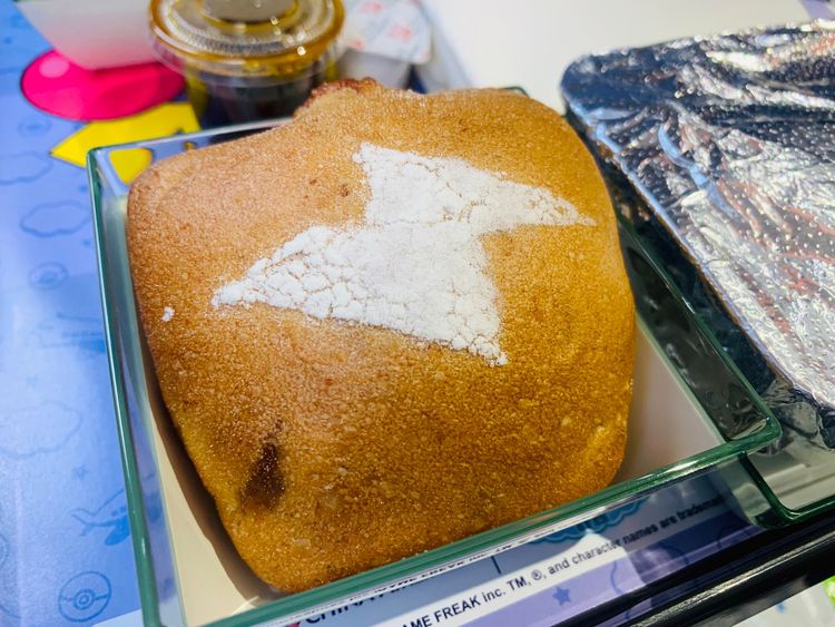 餐前麵包有皮卡丘閃電標誌。胡順惠攝
