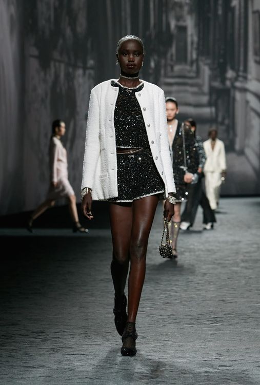 本季71套造型由黑白色調開場漸變到粉彩。品牌提供