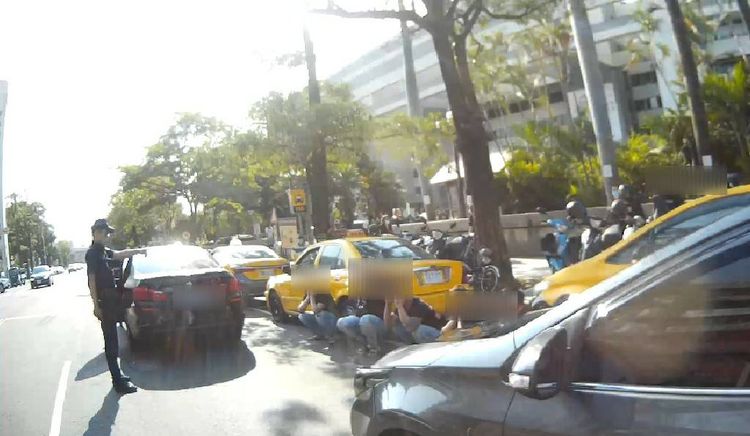 警方壓制在台中地方法院前鬥毆的9名男子。讀者提供