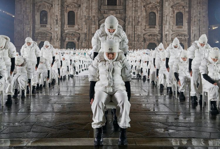 全程參與的1952位表演者，皆身著MONCLER經典白色Maya 70羽絨服現身。品牌提供