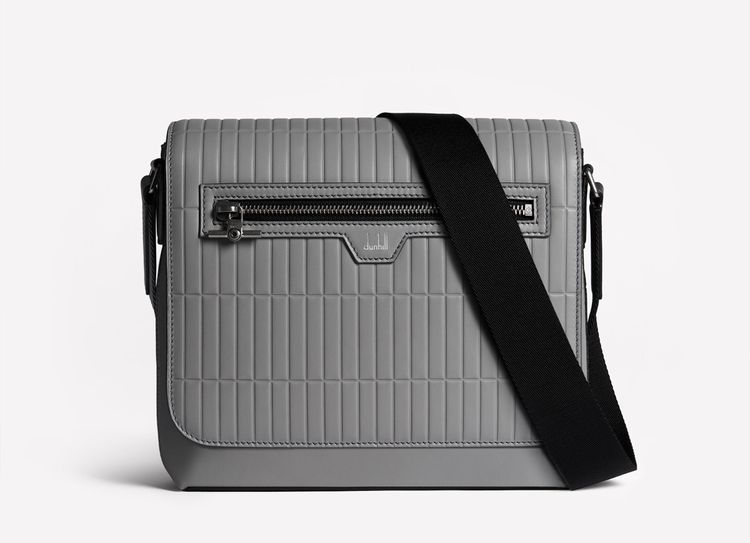 Rollagas灰色小型翻蓋郵差包，4萬950元。品牌提供