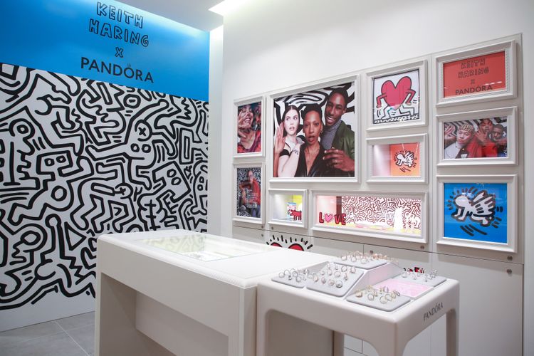 全新開幕的PANDORA台北101專賣店中，設有Keith Haring聯名系列主題牆面。朱世閎攝
