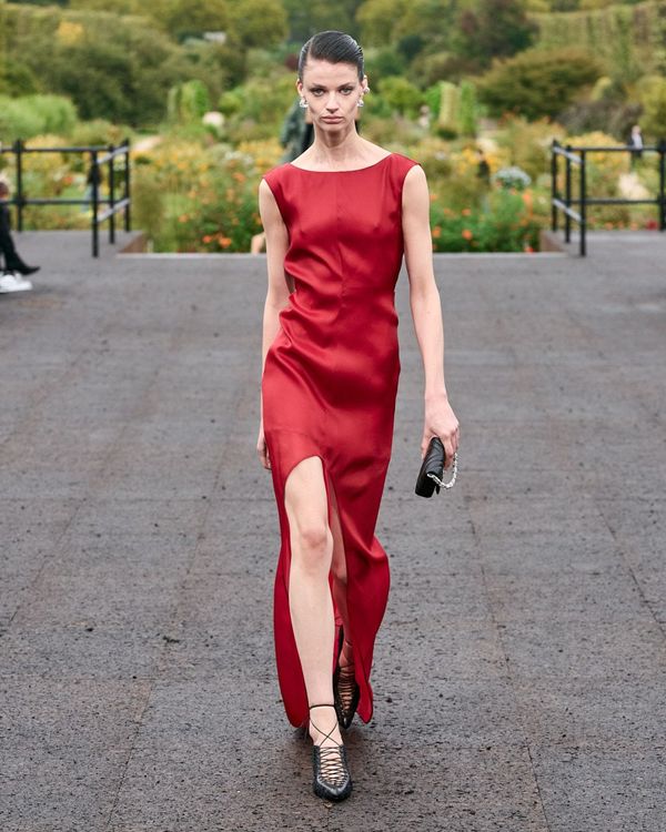 由芭蕾舞鞋衍生出的尖頭高跟鞋，增添了模特兒步履間的態度。品牌提供