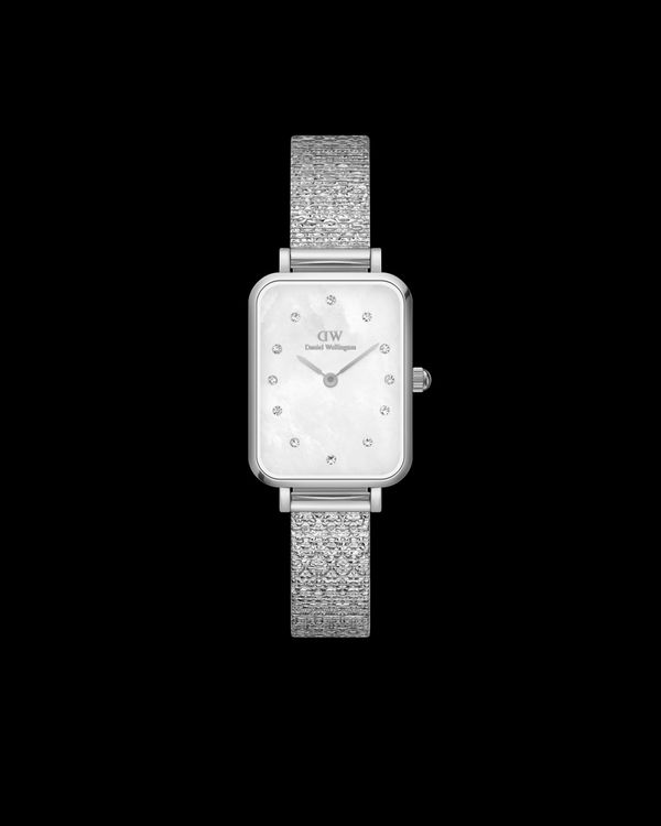 Quadro Lumine鍍銀色精鋼錶殼配珍珠母貝面盤腕錶，8490元。品牌提供