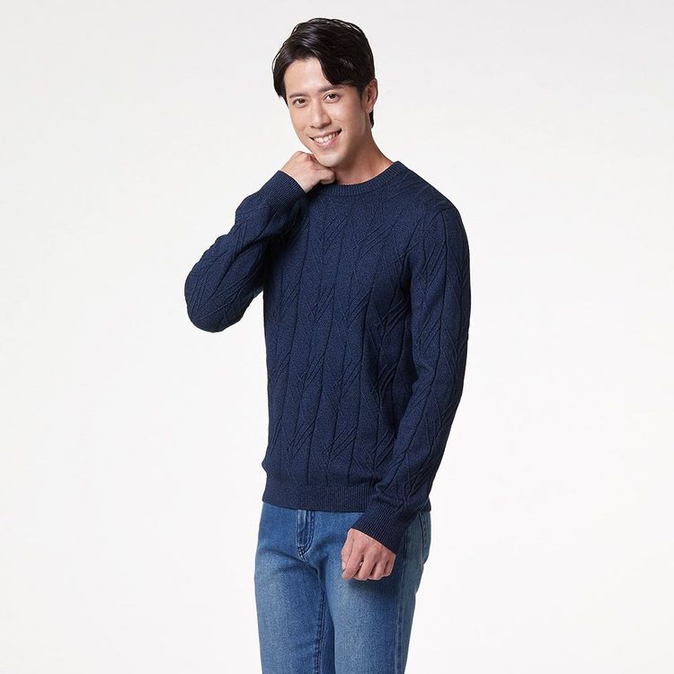 藍色圓領織紋上衣8580元、丹寧長褲3280元。品牌提供