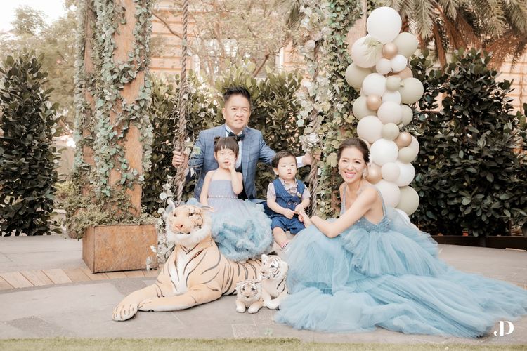 劉伊心(右)替兒子辦的周歲宴相當浮誇。典華提供