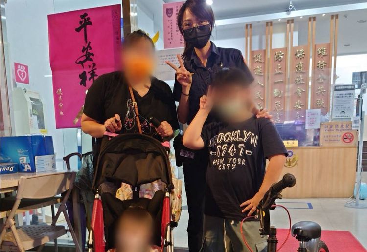 正妹女警宋妤姍協助走失男童，母親相當感謝。翻攝畫面