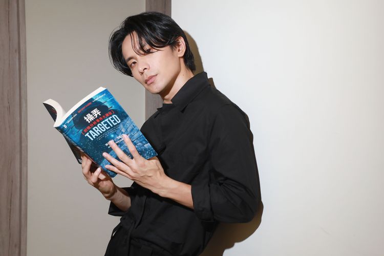 姚淳耀和角色相差很大，但他用過去當表演老師的經驗，再加上假睫毛、長髮設定，就能成功偽裝。朱世閎攝