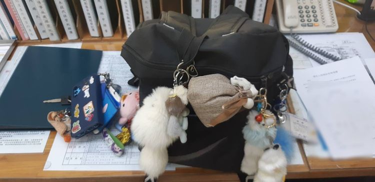 戴耳機聽音樂，連大背包掉落都不知道。警方提供