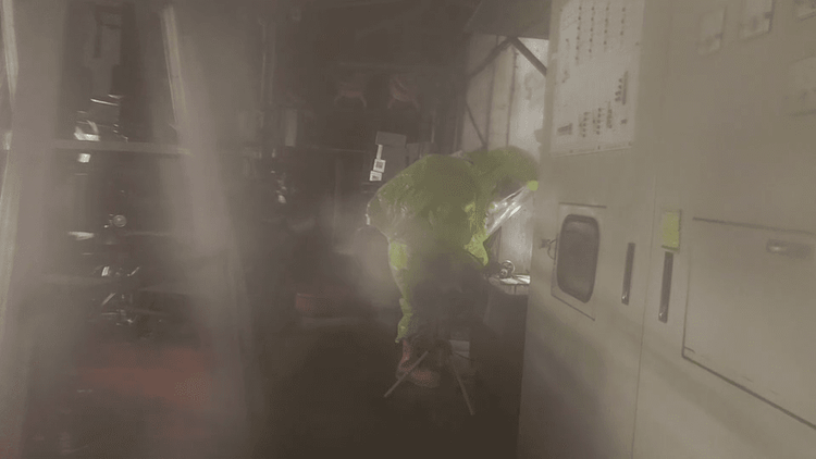 冷凍廠氨氣不斷竄出，警消及環保署人員緊急止漏。讀者提供