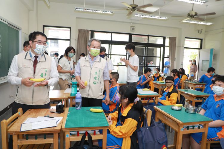 黃偉哲率官員到教室發香蕉推廣。市府提供