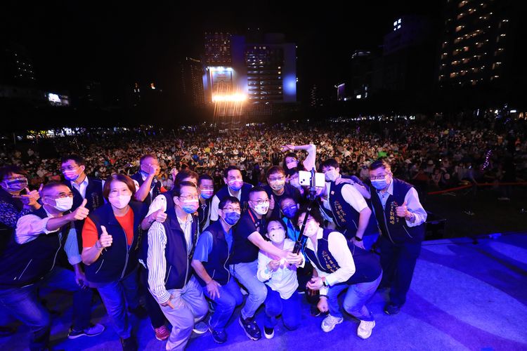 中西區市議員張彥彤拿出自拍棒與市長盧秀燕等人跟台下民眾大玩自拍。曾雪蒨攝