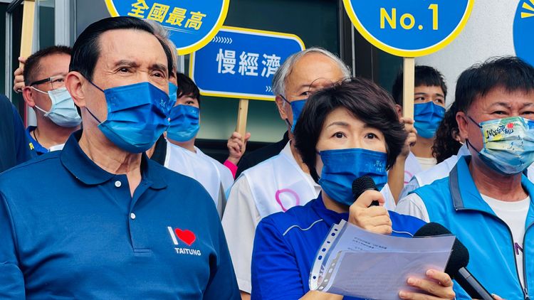 台東縣長參選人饒慶鈴在縣府廣場細數過去4年政績。古和純攝