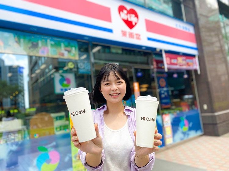 萊爾富於10/8至10/10祭出特大杯現煮冰檸檬咖啡買8送8。業者提供