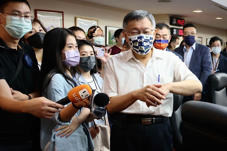 柯文哲批陳時中護航高端就是違反醫學知識。林林攝