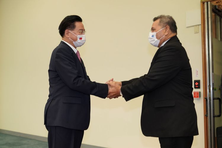 吳釗燮一早現場接機歡迎拿塔諾及所率訪團。外交部提供