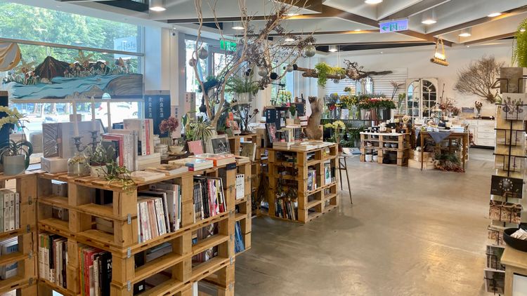 誠品台東店結束營業後，由台東故事館接手經營，仍舊賣書辦展，二樓為複合式閱讀結合餐飲的消費空間。古和純攝