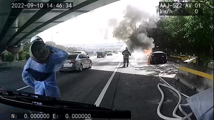 消防人員緊急滅火。民眾提供