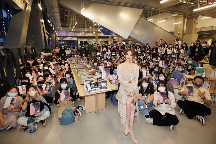  邵雨薇昨在新書分享會上被粉絲的熱情感動到紅了眼眶。重版文化提供