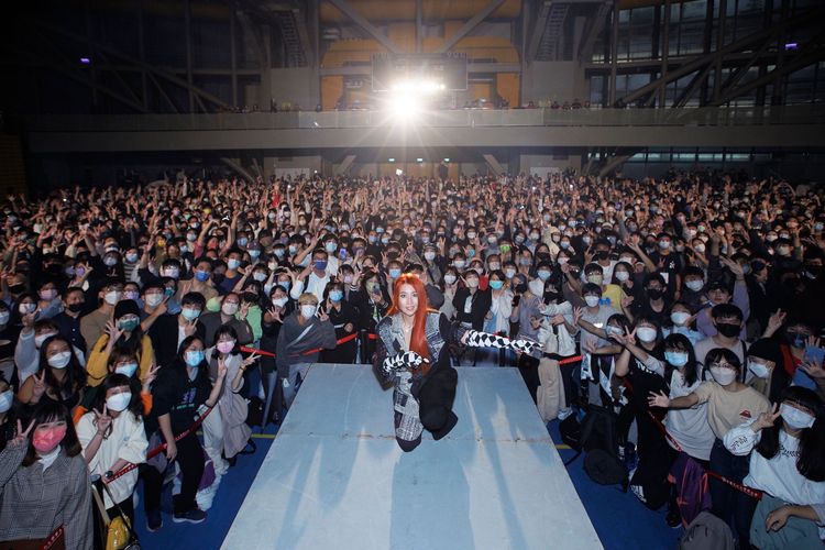 A-Lin校園開唱，吸引滿場學生追星。索尼提供