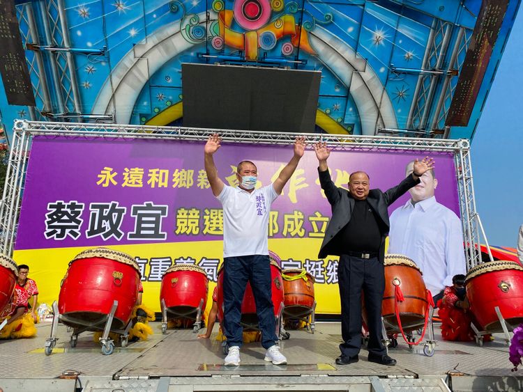 蔡政宜高舉雙手喊凍蒜。王志弘攝