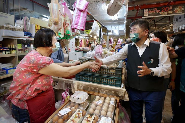 陳時中（右）今重申團隊的基本態度。林林攝