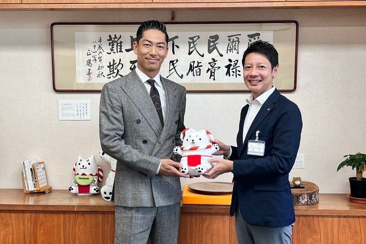 AKIRA（左）和靜岡縣磐田市長草地博昭拿著吉祥物合照。翻攝AKIRA IG