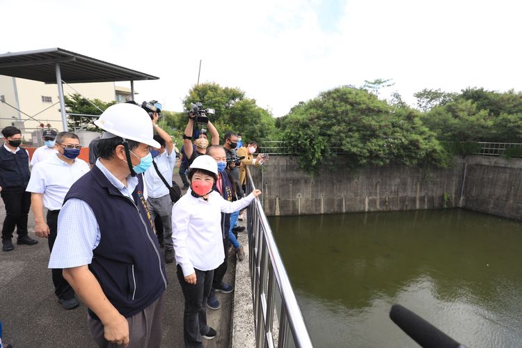 盧秀燕上午視察抽水站，委由7位競選總幹事完成連任登記。鮮明攝