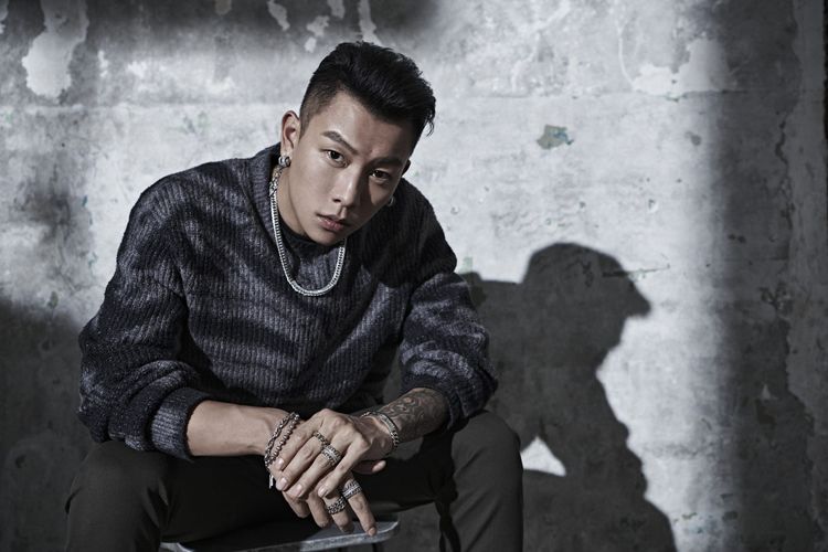 瘦子E.SO以ALLSAINTS飾品系列品牌大使之姿演繹參與設計的飾品系列形象照，帥氣迷人。品牌提供