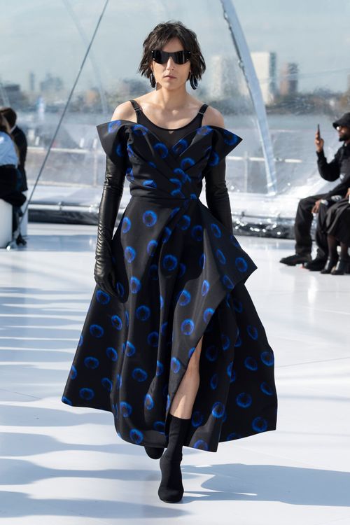 Alexander McQueen 2023春夏女裝大秀。品牌提供