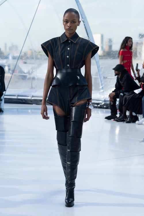 Alexander McQueen 2023春夏女裝大秀。品牌提供