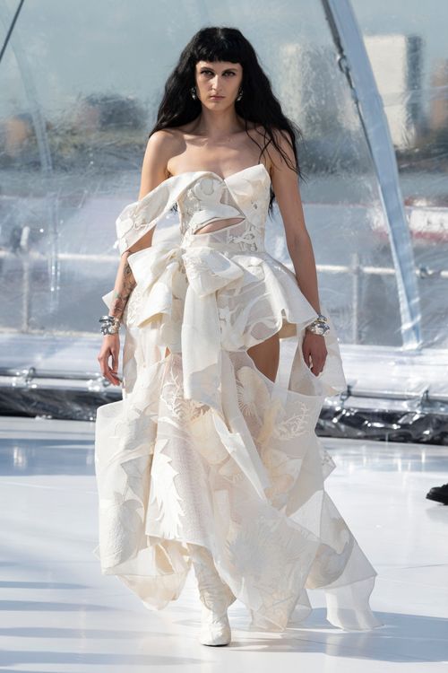 Alexander McQueen 2023春夏女裝大秀。品牌提供