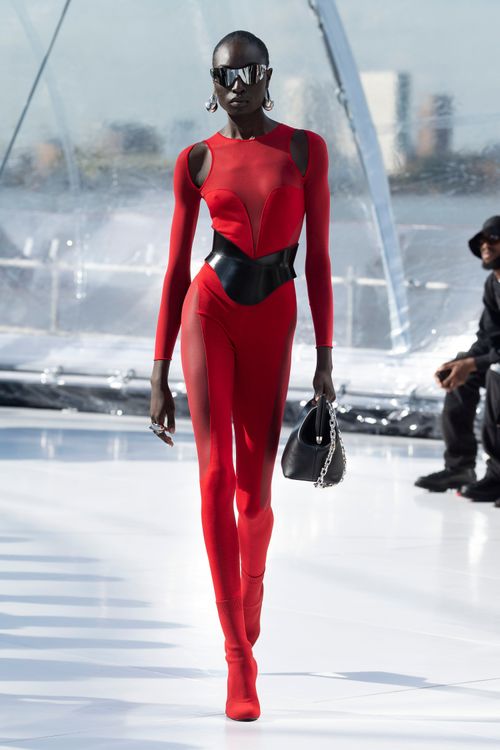 Alexander McQueen 2023春夏女裝大秀。品牌提供